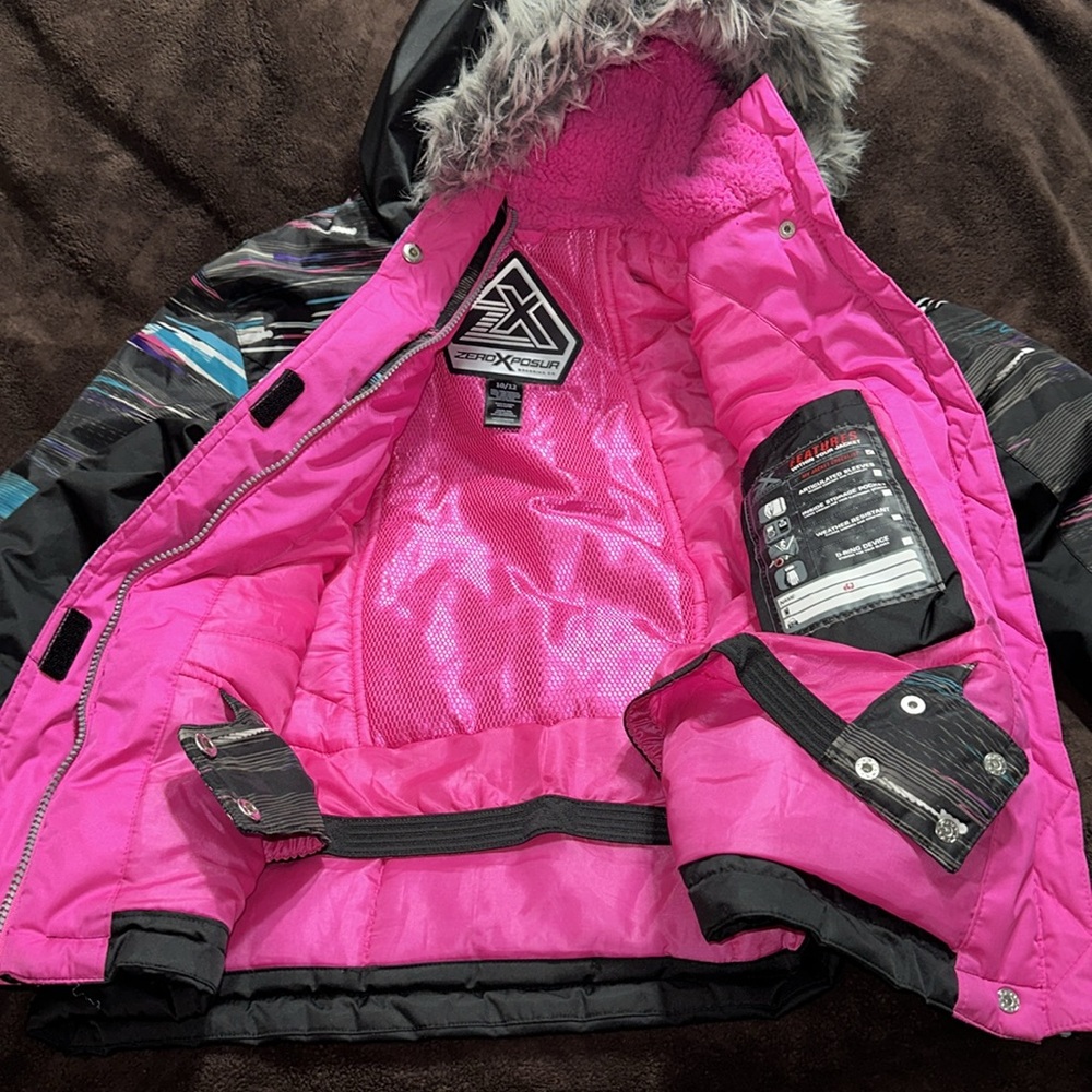 ZEROXPOSUR: GIRLS BLACK/MULTICOLOR STRIPE  PUFFER COAT. Size 10-12 Medium. - Picture 8 of 14